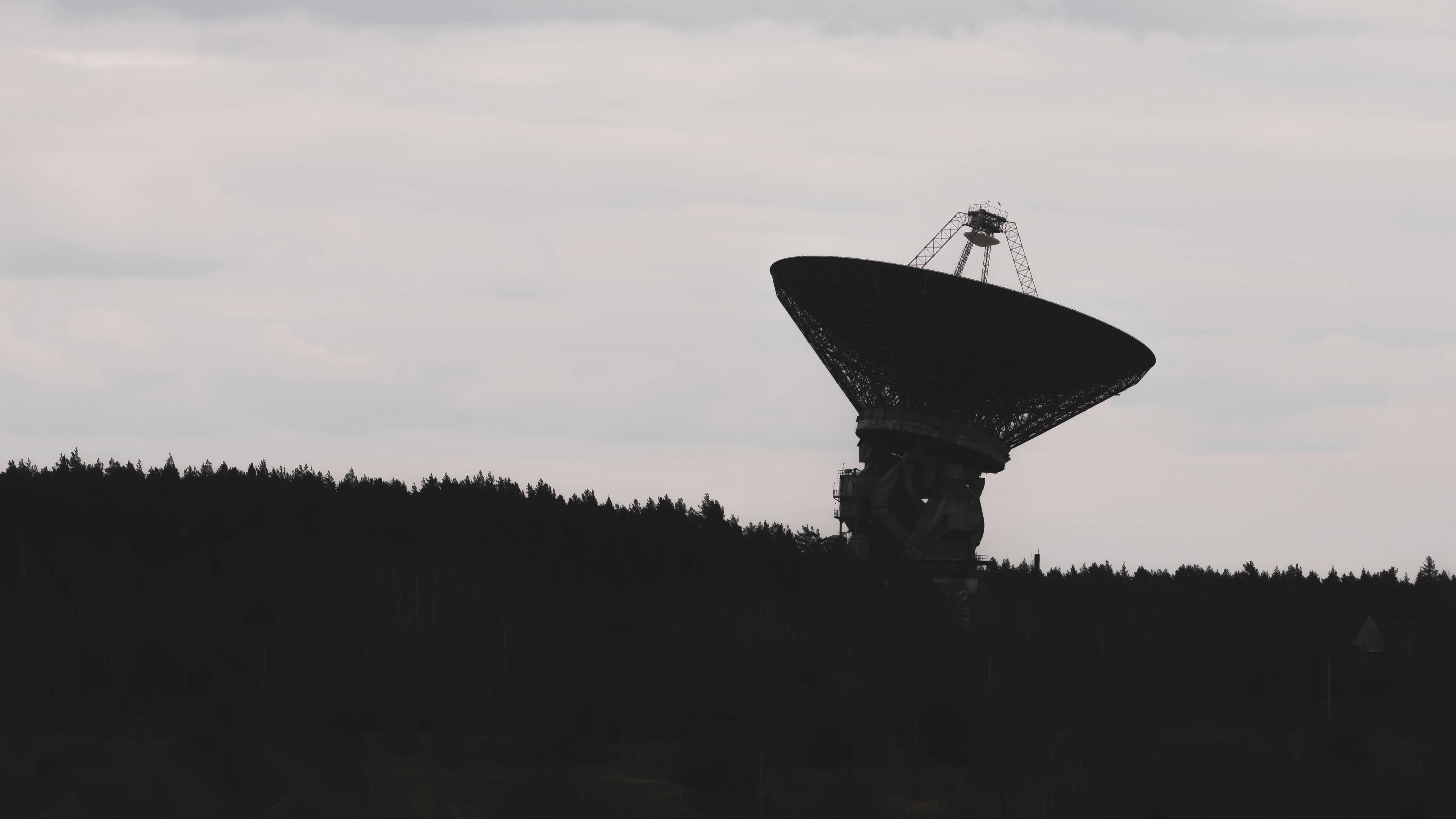 A radio telescope silhouetted against the sky, by Svetogor Maliugin (Unsplash)